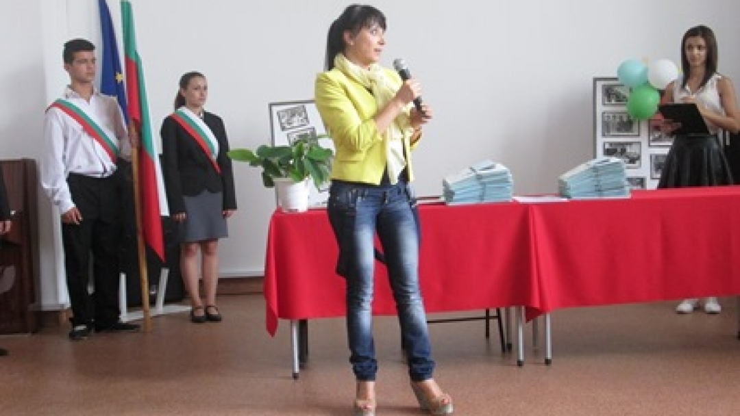 Кметът Пламен Стоилов подари „Паспорт Русе“ на абитуриенти от Математическата гимназия