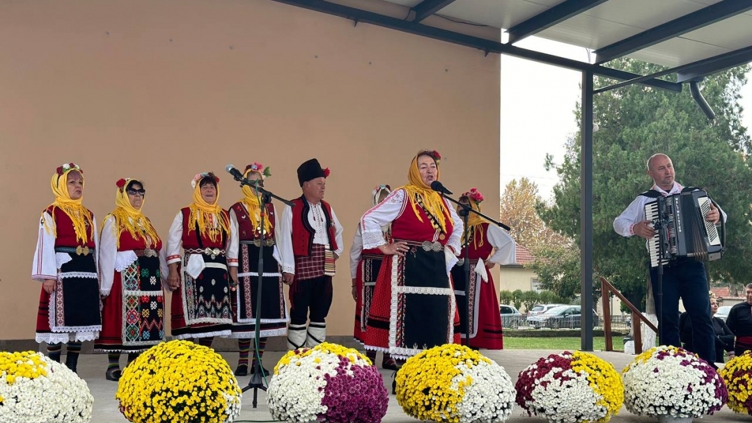 Сандрово отбеляза своя празник с много музика и народни танци