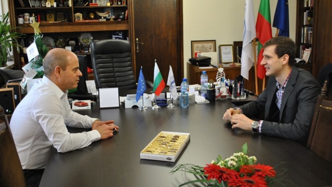 Кметът Пламен Стоилов връчи златна значка на русенеца Явор Попов