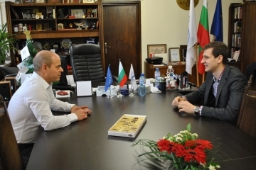 Кметът Пламен Стоилов връчи златна значка на русенеца Явор Попов