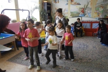 Деца със специални потребности посрещнаха пролетта