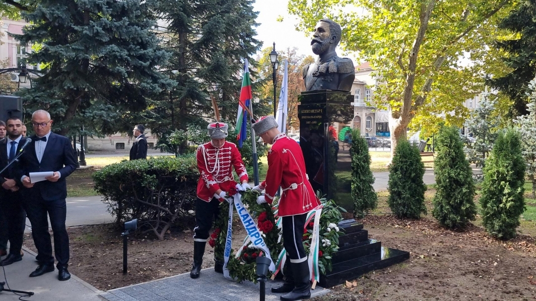 Президентът Илияна Йотова и кметът Пенчо Милков откриха в Русе бюст-паметник на княз Александър I