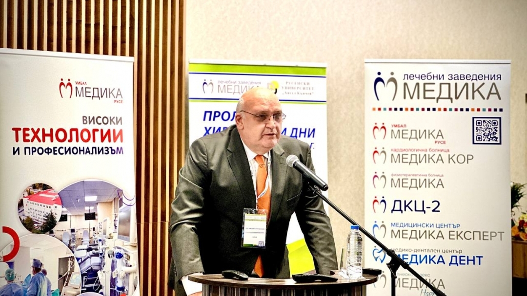 Заместник-кметът Димитър Недев приветства участниците в „Пролетни хирургични дни“ в Русе