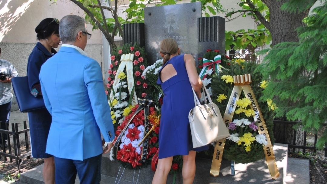 Русенци поднесоха цветя в памет на загиналите пожарникари