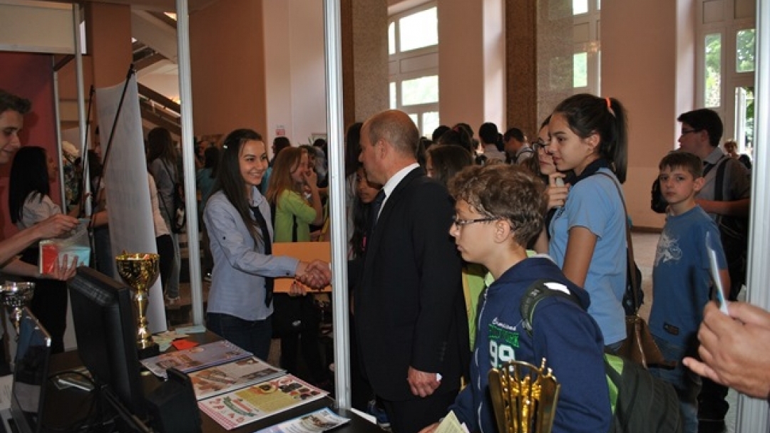 Кметът Пламен Стоилов пожела на учениците да намерят своето училище на изложението на средното образование в Русе