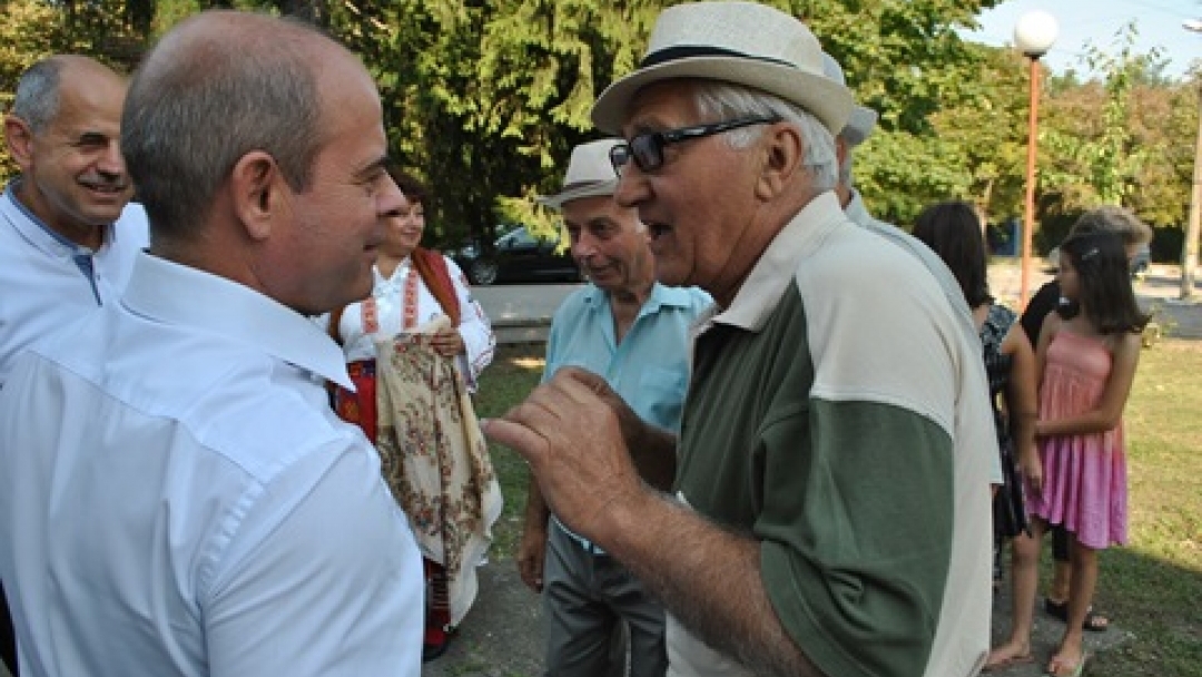 Кметът Пламен Стоилов и зам.-министър Георги Костов откриха спортна и детска площадка в Тетово