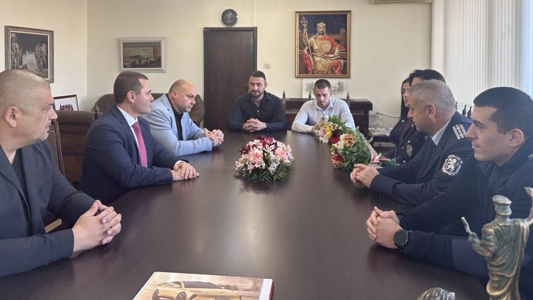 Кметът отличи русенски полицаи за успехите им в национални състезания