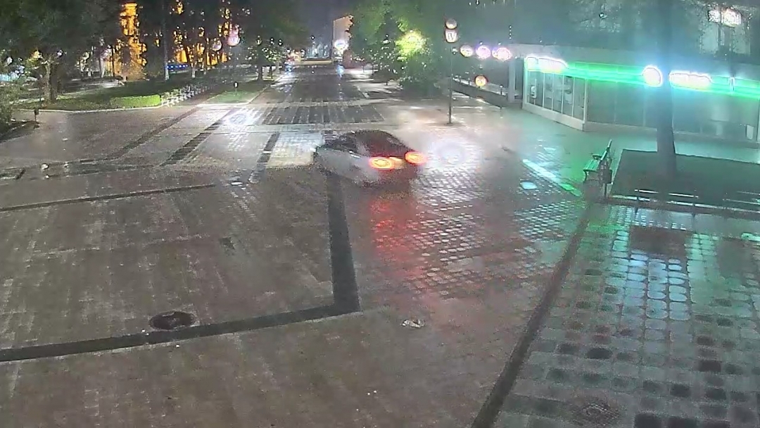 Непълнолетен шофьор премина с автомобил през централния площад