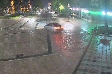 Непълнолетен шофьор премина с автомобил през централния площад