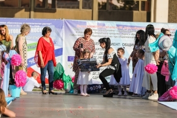 Спектакъл „Prêt-à-porter - Готово за носене“  за трета поредна година събра в пъстро дефиле деца от предучилищните групи в общински детски градини, родители и учители вчера на площад „Свобода“ пред Община Русе 