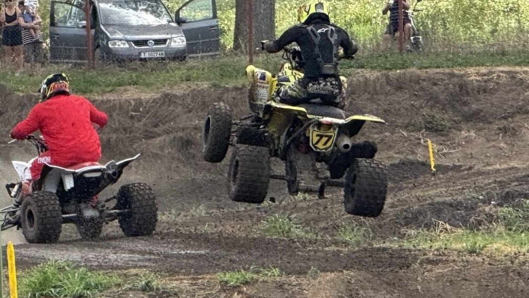 40-метрови скокове и скоростни битки завладяха  полигона  Godzilla MX Track в Сандрово
