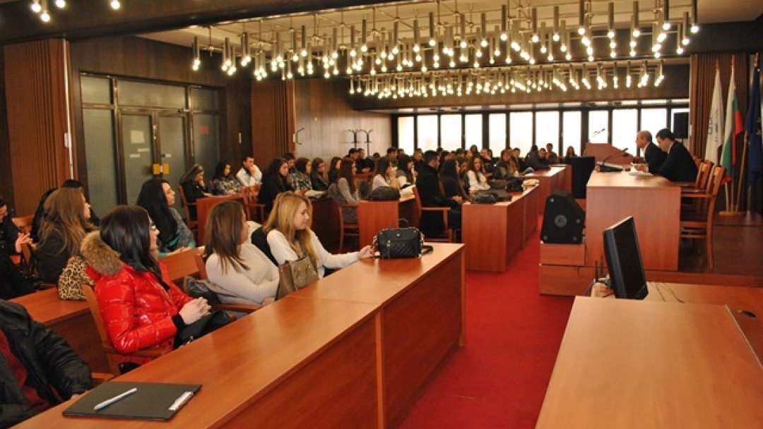 Кметът Пламен Стоилов разговаря с бъдещи юристи