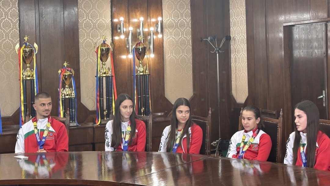 Mayor Pencho Milkov awarded Ruse karate champions for their success at the European Championship