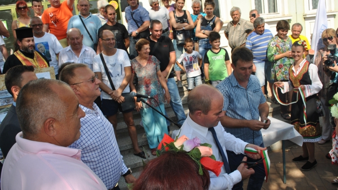 Министър-председателят Бойко Борисов посети обновената църква в Басарбовския скален манастир