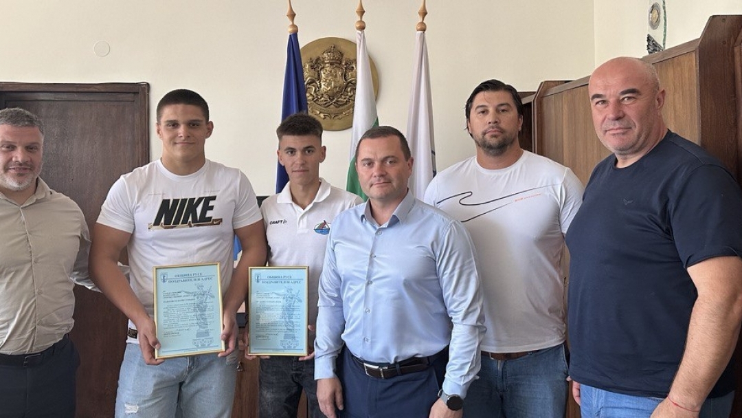 Pencho Milkov awarded Stefan Stefanov and Nikola Dimov for "Sportsman of the Month"