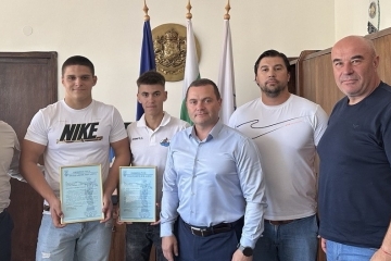 Pencho Milkov awarded Stefan Stefanov and Nikola Dimov for "Sportsman of the Month"