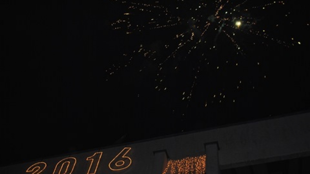  Хиляди русенци посрещнаха новата 2016-а на площада