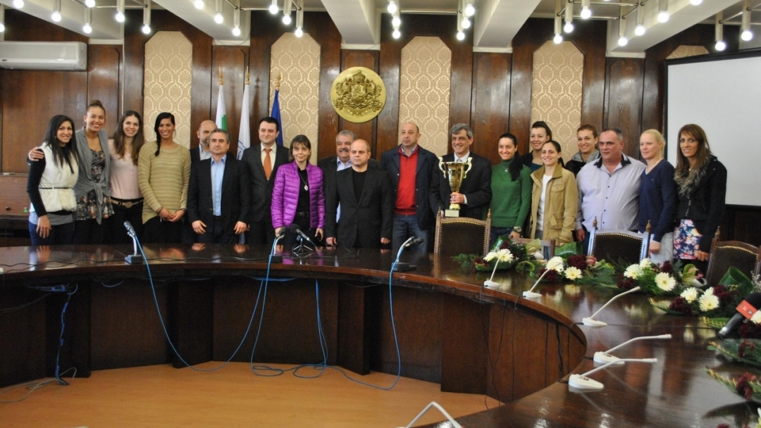 Кметският екип на Община Русе поздрави женския баскетболен отбор „Дунав 8806“ за четвъртата поред Купа България