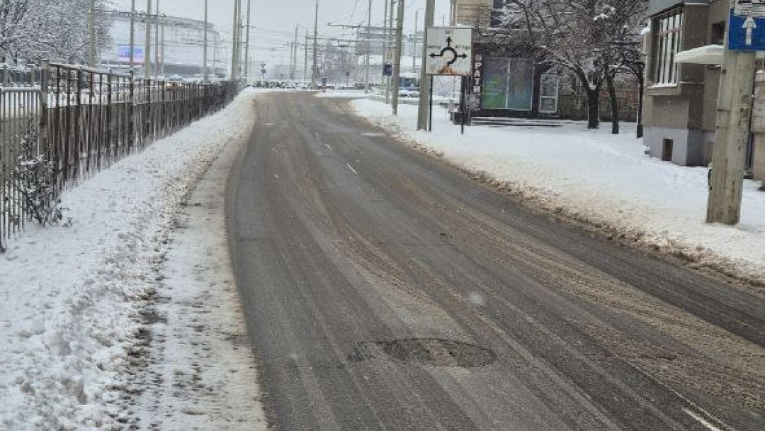 Продължава работата на снегопочистващите фирми по поддържане на проходимостта на пътната мрежа в община Русе