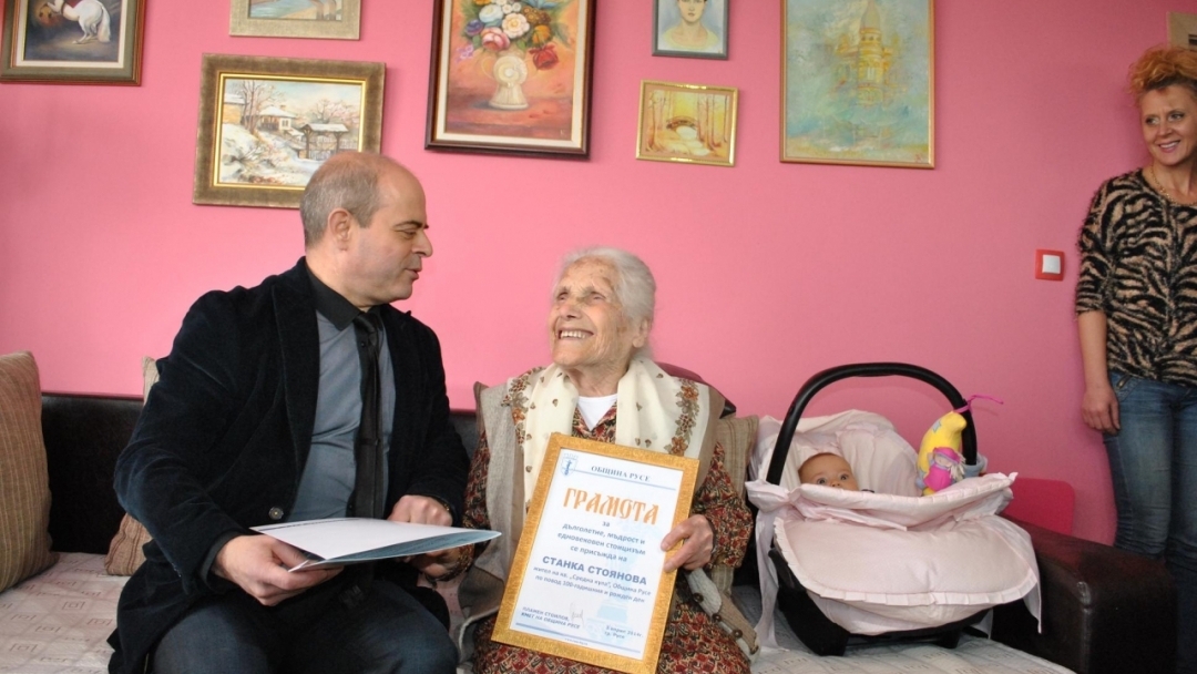 Кметът Пламен Стоилов поздрави лично столетница от русенския квартал „Средна кула“