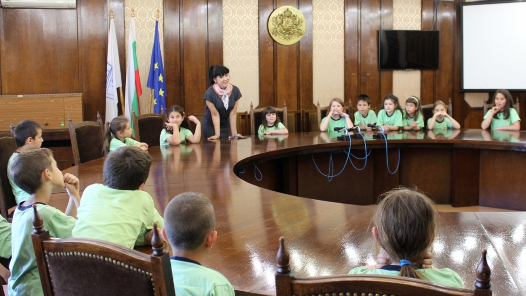 Първокласници от ОУ "Иван Вазов" посетиха Община Русе