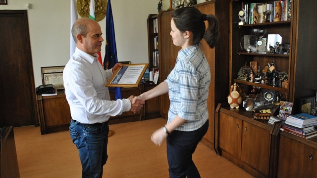 Кметът Пламен Стоилов връчи сертификати на стажанти в Община Русе