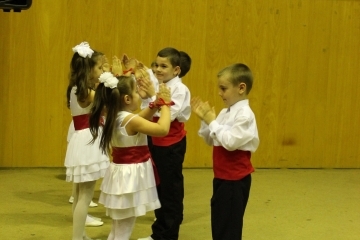 Вълшебна коледна приказка разказаха с вълнуващ спектакъл „Историята на една песен….“ деца, родители и педагози