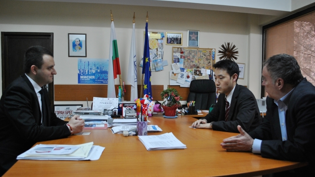 Заместник-кметът д-р Страхил Карапчански се срещна с г-н Такеши Огино от посолството на Япония в България