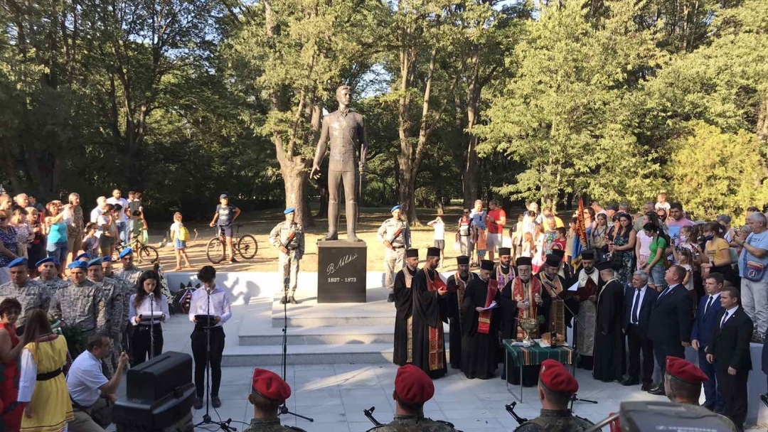 Паметникът на Левски бе официално дарен на русенци