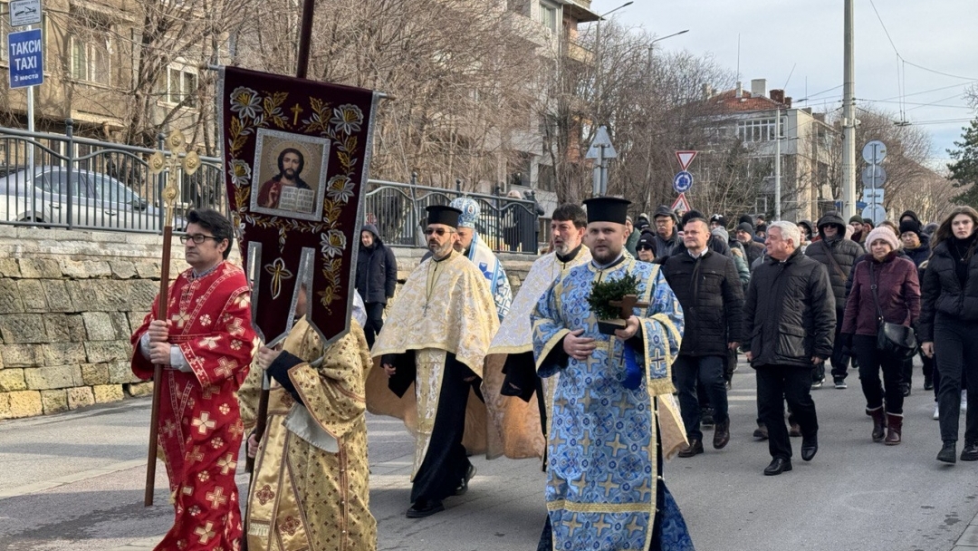 53-годишният Венцислав Николов хвана Богоявленския кръст