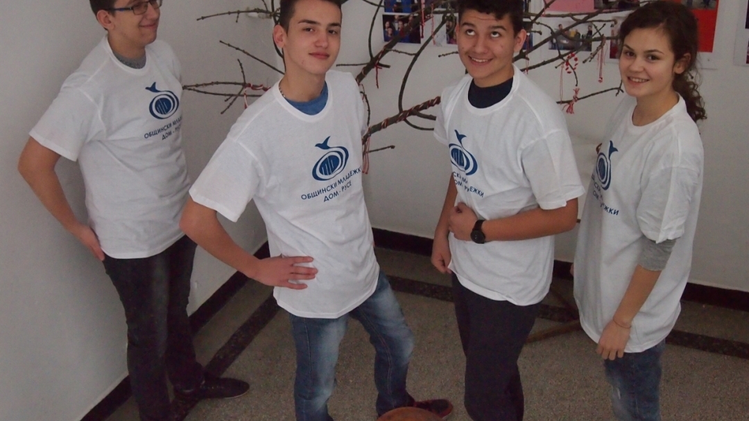 Младежи закичиха мартеници на "Дървото на любовта"