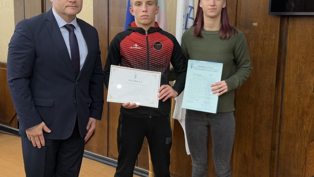 Пенчо Милков награди млади спортисти за високите им постижения в международни състезания