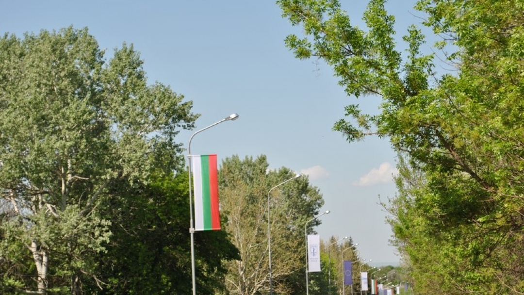 Русе посреща празника си с нови знамена 