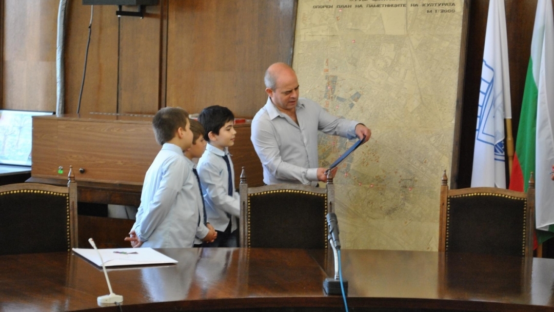 Русенски второкласници споделиха мечтите си за Русе с кмета Пламен Стоилов 