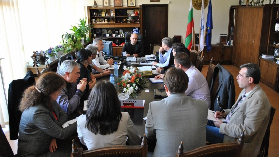 Ръководството на ЕНЕРГО-ПРО и живеещи в АОНСУ се срещнаха по инициатива на кмета Пламен Стоилов 