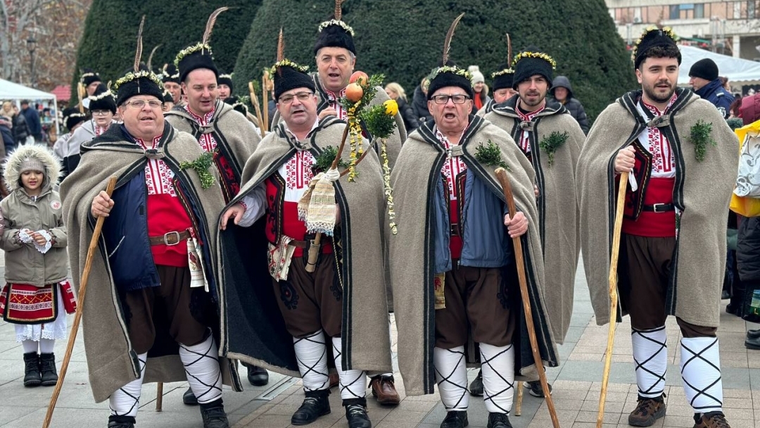  Кметът Пенчо Милков и коледарите благословиха Русе за здрава и успешна година