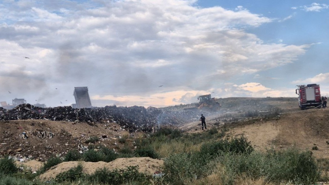 Специализирани екипи овладяха малък пожар в регионалното депо за отпадъци на Русе