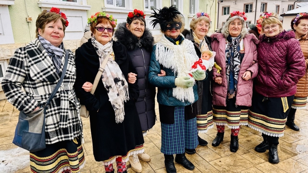 Басарбово почете Бабинден с ритуали, фолклор и признателност към родилната помощ