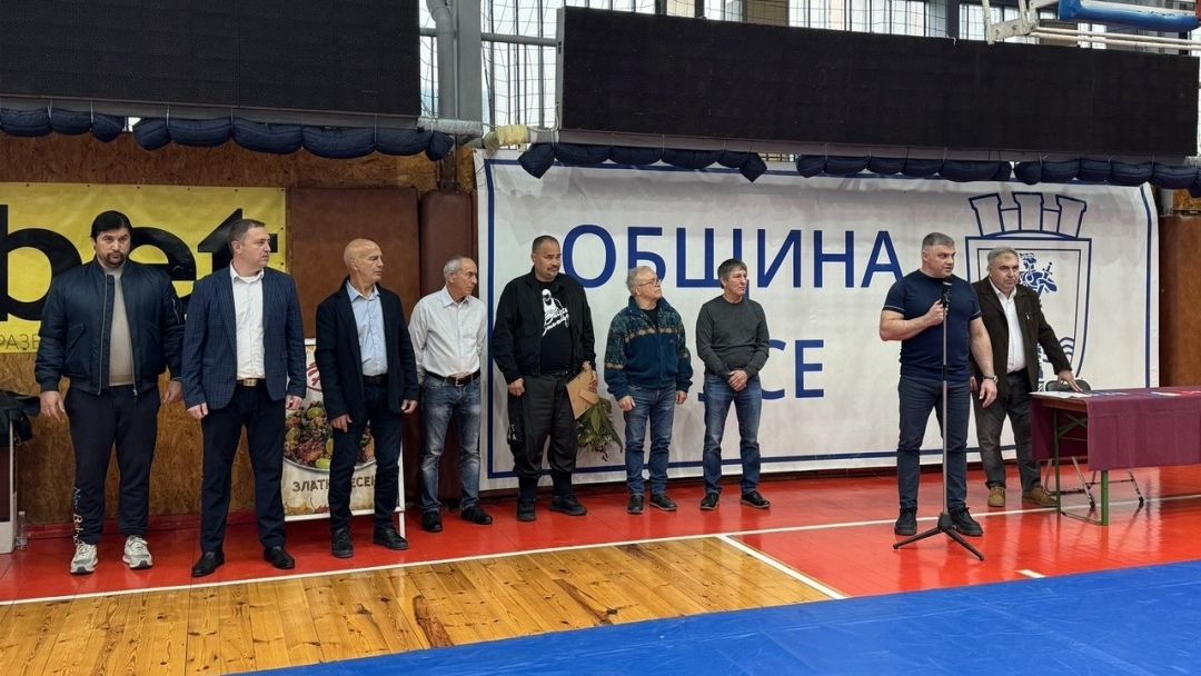 Международният турнир по свободна борба за кадети „Русенски легенди“ събра отбори от три държави в зала „Дунав“ 