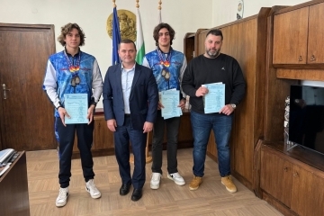 Mayor Pencho Milkov awarded the swimming champions from  swimming club "Iris" Ruse
