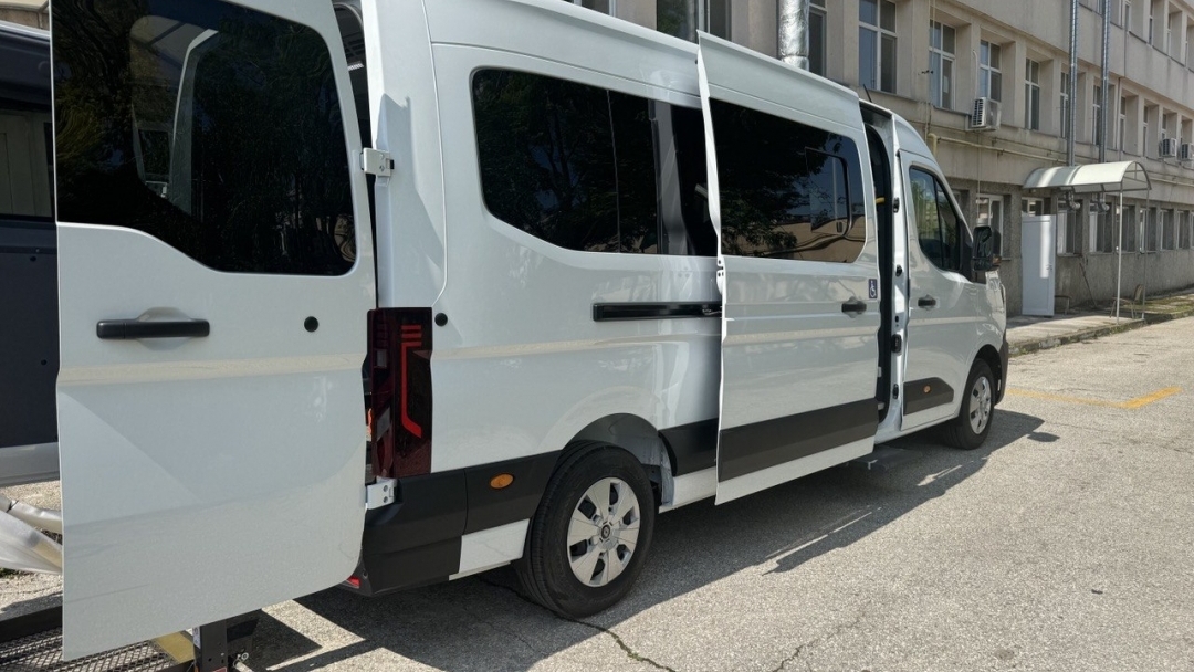 Община Русе обнови автопарка на социалните услуги с два нови специализирани автомобила
