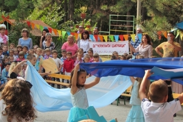 Деца и родители от ДГ "Червената шапчица" с покана за "Десетдневка на отворените врати"