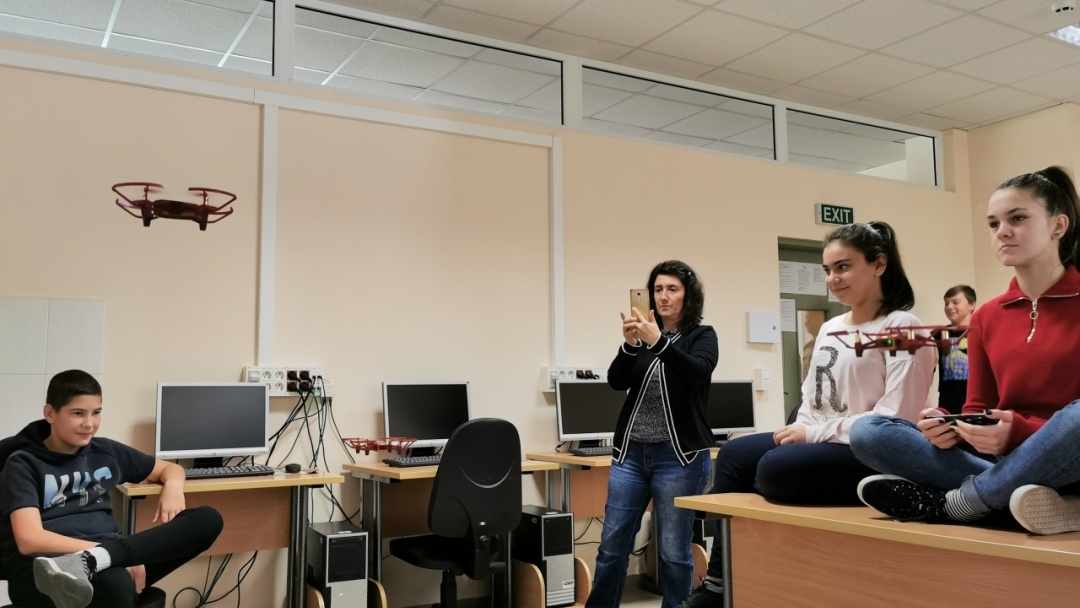 Русенски университет „Ангел Кънчев“ организира трето занятие за ученици от курса „Блоково програмиране на дронове“ 