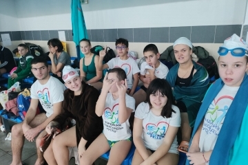 Златна купа и 24 медала за децата от фондация "Александър Русев"  от състезание по адаптирано плуване