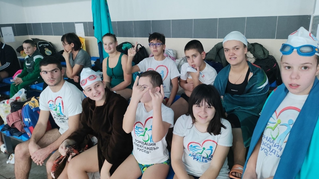 Златна купа и 24 медала за децата от фондация "Александър Русев"  от състезание по адаптирано плуване