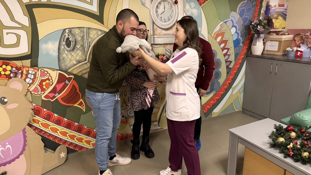 Mayor of Ruse Pencho Milkov congratulated the family of the first baby of the year