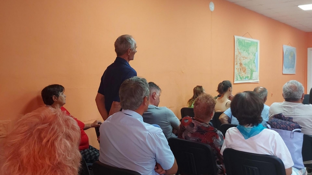 Жителите на Червена вода се включиха в откритата приемна на кмета Пенчо Милков