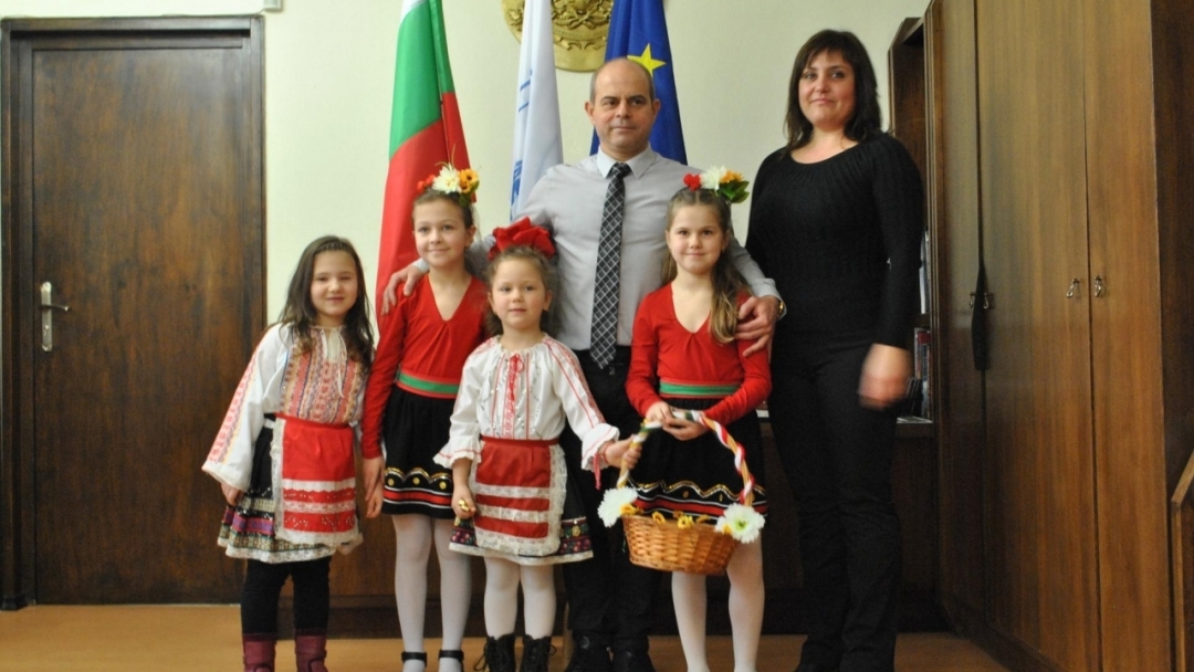 Деца и пенсионери закичиха с мартеници кметския екип и служители на Общината