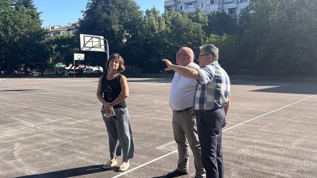 Три спортни площадки с основен ремонт в СУ „Възраждане“