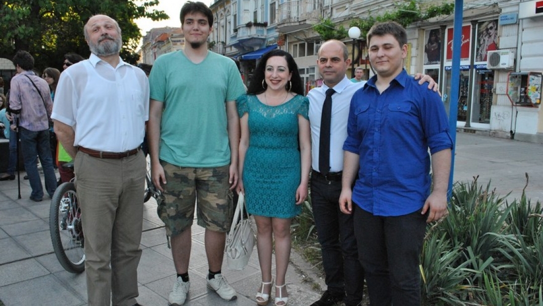 Кметът Пламен Стоилов връчи Награда за иновации на преподавател по информатика